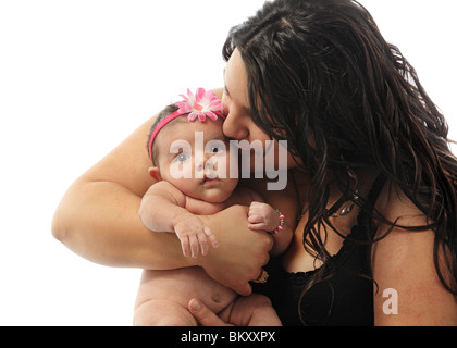 Gros baisers et Hispanic woman holding newborn baby girl cut-out sur fond blanc Banque D'Images