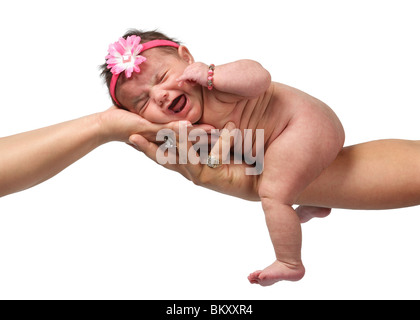 Pleurer peu Hispanic baby girl d'être pris en charge par les parents des armes sur fond blanc cut-out Banque D'Images