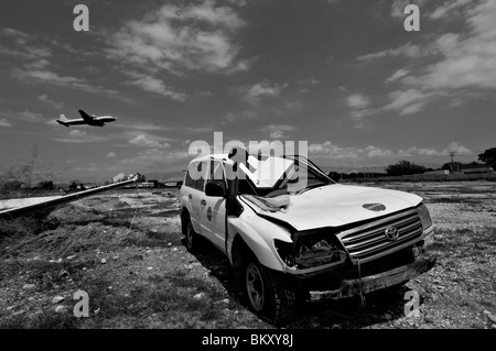 Un avion survolant une véhicule de l'ONU dans la MInustah composé de base de l'ONU à Port-au-Prince après un séisme de magnitude 7.0 a frappé Haïti le 12 janvier 2010 Banque D'Images