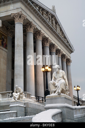 - Le parlement de Vienne en hiver matin - philosophe Banque D'Images