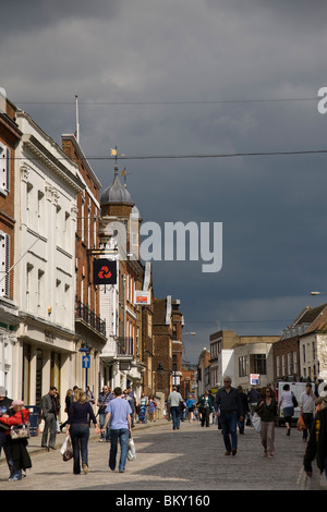 Les piétons marcher le long de la rue principale pavée à Guildford, Surrey, Angleterre. Banque D'Images