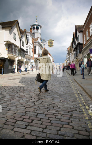 Les piétons marcher le long de la rue principale pavée à Guildford, Surrey, Angleterre. Banque D'Images