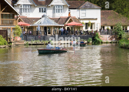 Les gens s'amuser dans les barques sur la rivière Wey Wey (Navigation), à Guidford, Surrey, Angleterre. Banque D'Images