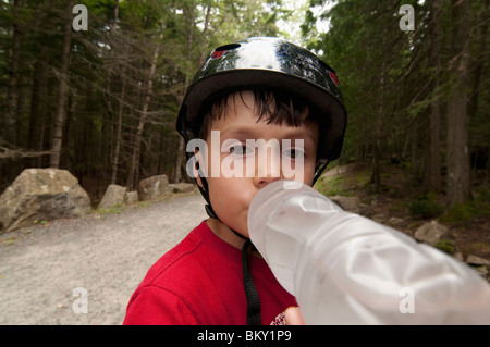 Le fait de prendre une pause et un verre pendant une longue promenade en vélo sur les routes de transport de l'Acadia National Park, Maine. Banque D'Images