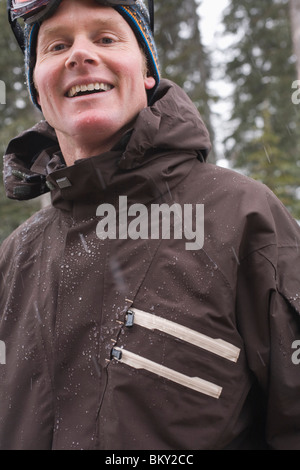 Portrait de l'homme après journée de ski. Banque D'Images