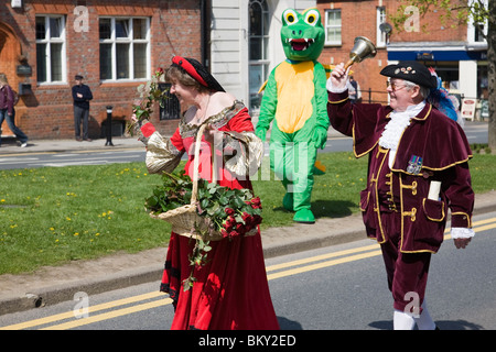 Une procession de personnages font leur chemin jusqu'à la grande rue à St George's day, Haslemere, Surrey, Angleterre. Banque D'Images