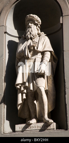 Florence - Leonardo da Vinci statue sur la façade de la galerie des Offices de Luigi, André Charbonneau. Banque D'Images