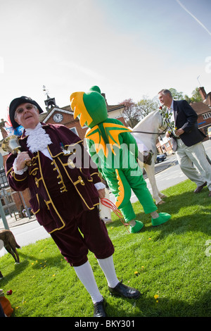 Le crieur public et d'autres caractères assembler à l'extérieur de l'hôtel de ville dans la rue principale sur le jour de rue George, Haslemere, Surrey. Banque D'Images