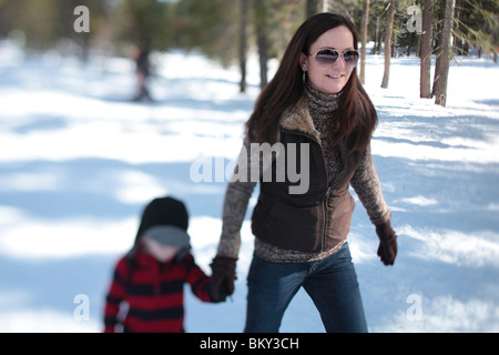 Raquettes d'une mère avec son fils âgé de 4 ans dans le désert couvert de neige du lac Tahoe, Calfornia. Banque D'Images