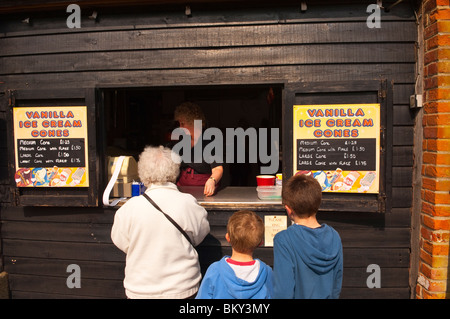 Les visiteurs d'acheter des glaces à Wroxham Barns craft centre dans Wroxham , Norfolk , Bretagne , France Banque D'Images