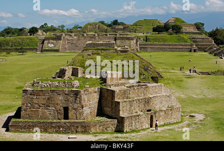 El Observatorio ou le bâtiment de l'Observatoire est vu dans l'ancienne ville zapotèque de Monte Alban près de Oaxaca, Mexique. Banque D'Images