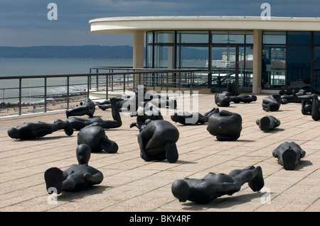 Antony Gormley's 60 "masse critique" des sculptures sur le toit de l'Art Déco De La Warr Pavilion à Bexhill Banque D'Images