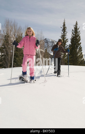 Une jeune fille et garçon de la raquette dans la Forêt Nationale de San Juan, au Colorado. Banque D'Images