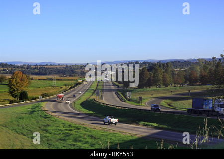 La Section de la 600km autoroute N3 au KwaZulu Natal Midlands, reliant Johannesburg et Durban. L'Afrique du Sud. Banque D'Images