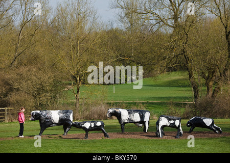 Jeune fille à la recherche de la célèbre vache en béton à Milton Keynes, Buckinghamshire, Angleterre. Banque D'Images