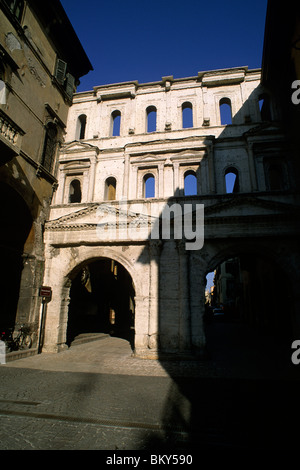 Italie, Vénétie, Vérone, Porta dei Borsari, ancienne porte romaine Banque D'Images