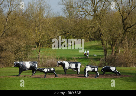 La célèbre vache en béton à Milton Keynes, Buckinghamshire, Angleterre. Banque D'Images