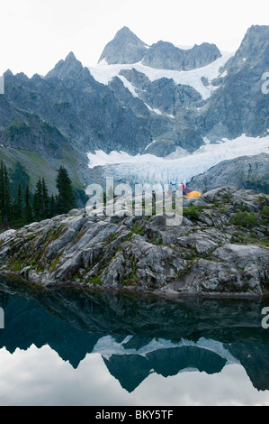 Deux femmes camping à Lake Ann, Mount Baker Wilderness, Bellingham, Washington. Banque D'Images