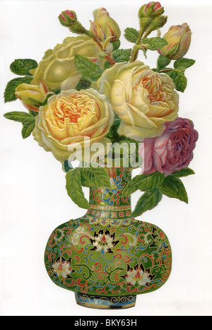 Des roses jaunes dans un vase décoratif Banque D'Images