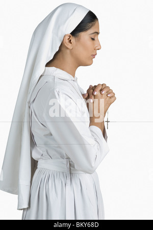 Portrait d'une religieuse priant Banque D'Images