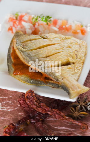 Close-up of fried pomfret sur une plaque Banque D'Images