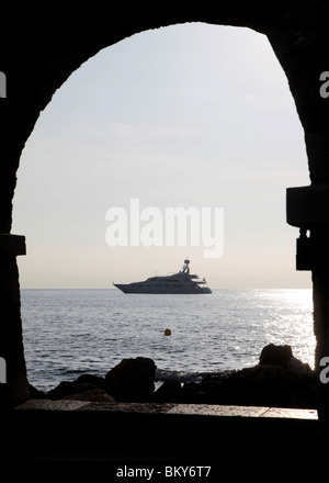 Un super de luxe à la location ou au large de la côte Méditerranéenne d'Antibes, Cotes d'Azur, le sud de la France. Banque D'Images