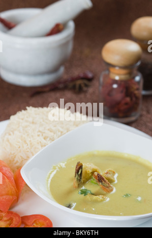 Close-up de gambas au curry servi avec du riz Banque D'Images