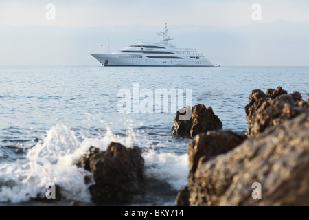 Un super de luxe à la location ou au large de la côte Méditerranéenne d'Antibes, Cotes d'Azur, le sud de la France. Banque D'Images