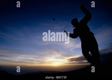 Un homme utilise un yo-yo sur le sommet du mont. Kilimandjaro, Tanzanie. Banque D'Images