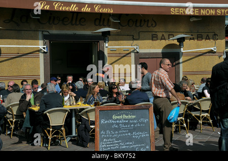 Nice, France, café français, grand public assis, restaurant Bistro français, terrasse bondée sur le trottoir du bar tabac, restaurant « la Civette du cours » extérieur du sud de la france, jeunes adultes en vacances Banque D'Images