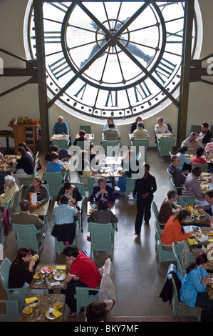 Paris, France - à l'intérieur du 'café de l'horloge', au dernier étage du Musée d'Orsay, grand nombre de personnes à angle élevé, Musée d'Orsay Banque D'Images