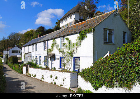 Les cottages du village blanc helford, Cornwall, uk Banque D'Images