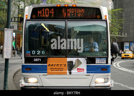 M104, via bus de transport public, Broadway, New York, 2010 Banque D'Images