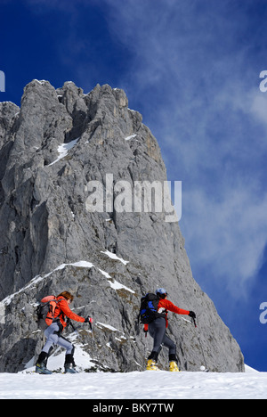 Randonneurs l'ordre croissant à l'Ellmauer Tor, Kuebelkar, Wilder Kaiser, Kaiser, Tyrol, Autriche Banque D'Images