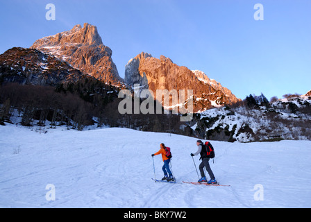 Deux randonneurs ascendants, Griesner Kar, Wilder Kaiser, Kaiser, Tyrol, Autriche Banque D'Images