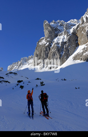 Deux randonneurs ascendants, Griesner Kar, Wilder Kaiser, Kaiser, Tyrol, Autriche Banque D'Images