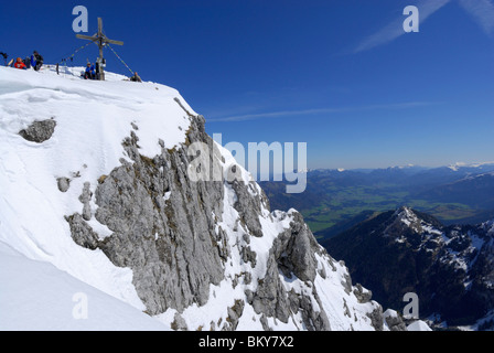 Ski nordique se reposant près de sommet cross, Pyramidenspitze Eggersgrinn,,, Kaiser Zahmer Kaiser, Tyrol, Autriche Banque D'Images