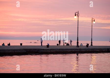 Coucher du soleil sur le Molo Audace, Trieste, Frioul-Vénétie Julienne, Italie, Italie supérieur Banque D'Images