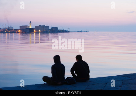 Deux hommes assis sur l'Audace, Molo Molo Bersagliers en arrière-plan, Trieste, Frioul-Vénétie Julienne, Italie, Italie supérieur Banque D'Images