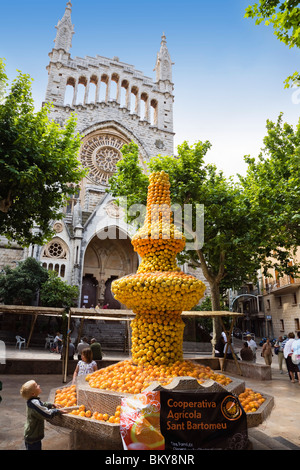 Fontaine avec des oranges en face de l'église Sant Bartomeu, Sóller, Majorque, Iles Baléares, Espagne, Europe Banque D'Images