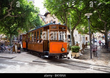 Train nostalgique Flash Rouge sous certains arbres à Soller, Majorque, Iles Baléares, Espagne, Europe Banque D'Images