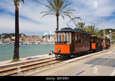 Train nostalgique rouge Flash sur le port Port de Sóller, Soller, Majorque, Iles Baléares, Espagne, Europe Banque D'Images