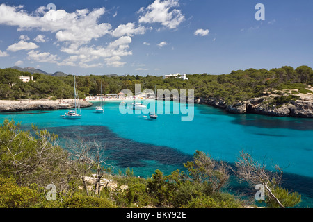 Baie de Cala Mondragó avec yachts, plage Caló d'en garrot, Majorque, Îles Baléares, Mer Méditerranée, Espagne, Europe Banque D'Images