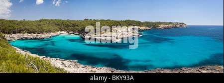 Cliffs dans le baie de Cala Mondragó au soleil, parc Naturel de Mondragó, Majorque, Îles Baléares, Mer Méditerranée, Espagne, Banque D'Images