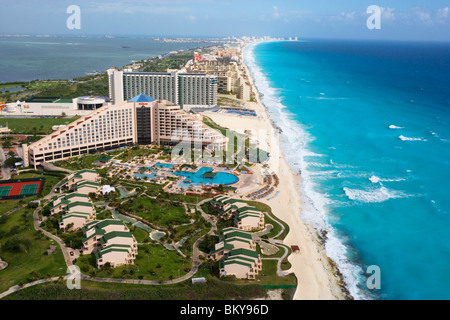 Vue aérienne de l'hôtel Hilton Cancun Resort Spa dans la Zona Hotelera, Cancun, l'État de Quintana Roo, Yucatan, Mexique Péninsule Banque D'Images