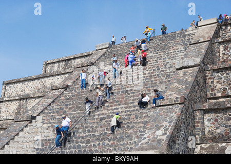 Escalade les touristes les étapes de la lune pyramide de Teotihuacan, Mexico City, Mexico D.F., Mexique Banque D'Images