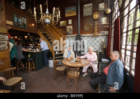 Les gens, Het Papeneiland, Jordaan, gens assis dans Het Papeneiland, la plus ancienne ou brown bruin café, Jordaan, Amsterdam, Holland Banque D'Images