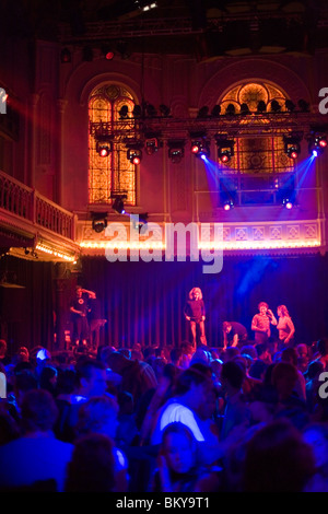 Personnes, Paradiso, Salle de Concert et Club, jeunes gens danser à Paradiso, une salle de concert et club près de Rembrandtplein, Amsterda Banque D'Images