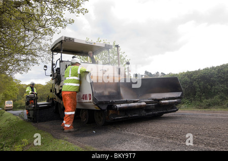 Le resurfaçage de la route dans la nouvelle Forêt 2010 Banque D'Images