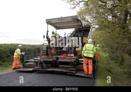 Le resurfaçage de la route dans la nouvelle Forêt 2010 Banque D'Images